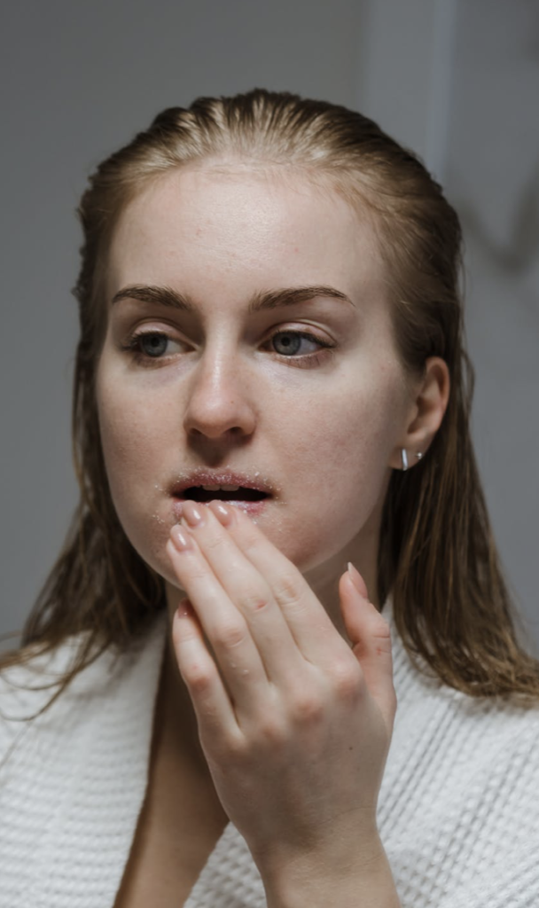 Scrub χειλιών: Πώς να αποκτήσεις σαρκώδη χείλη με φυσικό τρόπο;