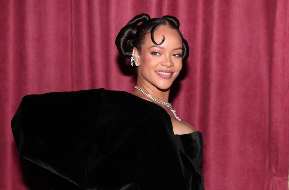 Rihanna: Δείτε πώς φόρεσε τη μωβ σκιά!