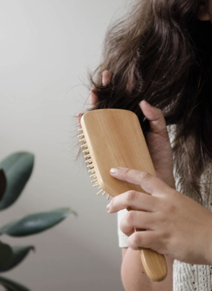 Πόσο συχνά πρέπει να καθαρίζετε τη βούρτσα των μαλλιών σου; 
