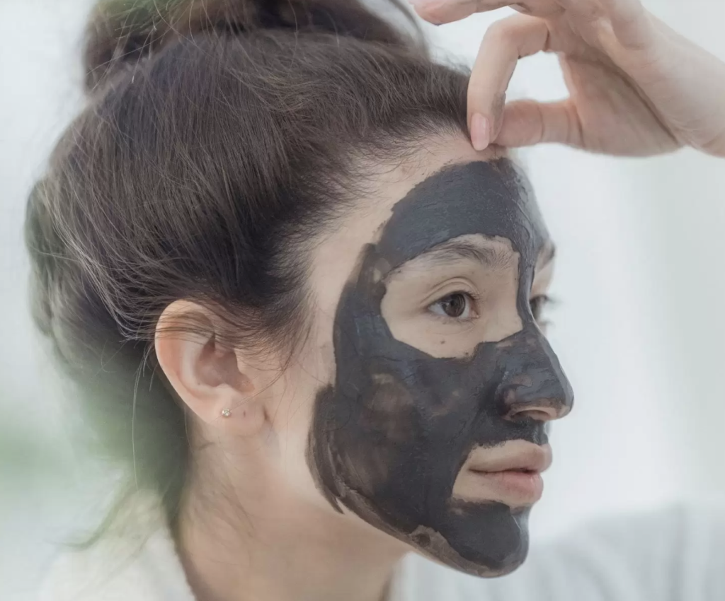 Skincare: Πώς να φτιάξετε σπίτι σας την κατάλληλη ενυδατική μάσκα προσώπου για μετά τον ήλιο;