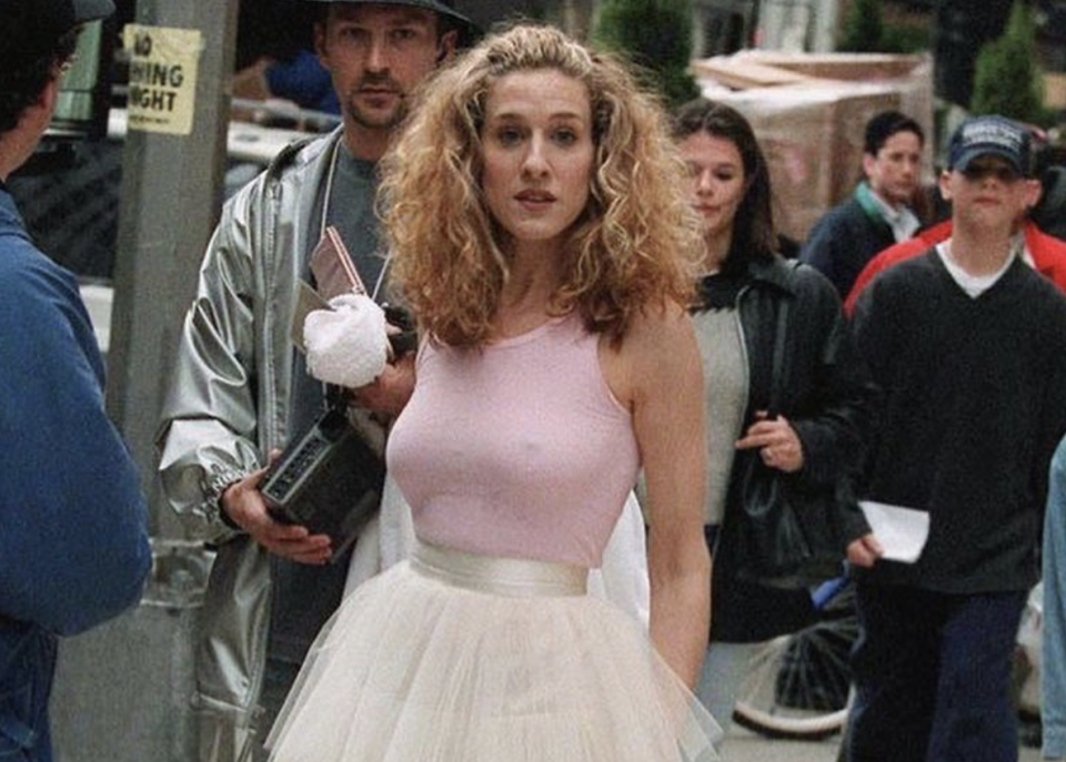 Carrie Bradshaw: Ανακαλύψαμε τον σύγχρονο τρόπο να φορέσουμε τη φούστα της