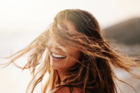 Καλοκαιρινή περιποίηση: 7 τρόποι να φροντίσετε τα μαλλιά σας το καλοκαίρι