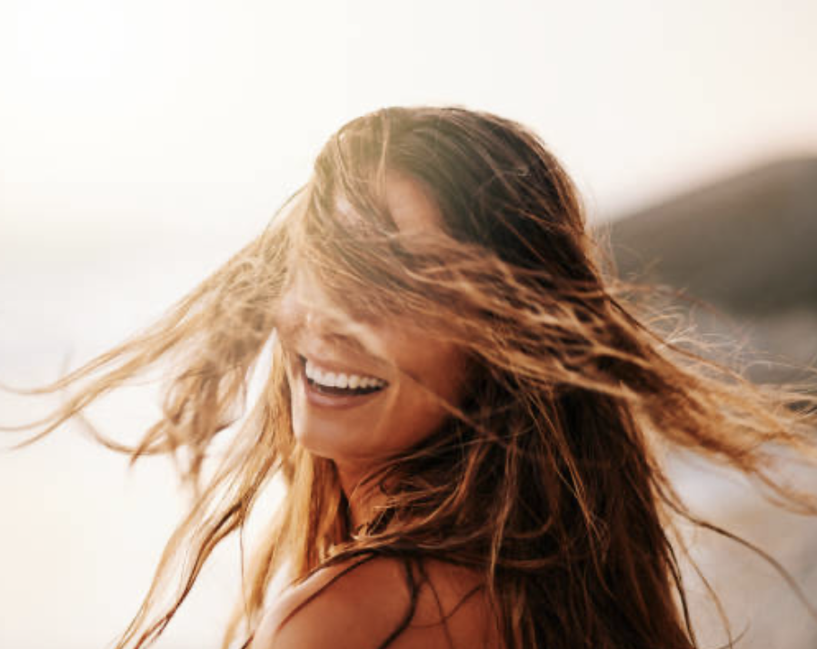 Καλοκαιρινή περιποίηση: 7 τρόποι να φροντίσετε τα μαλλιά σας το καλοκαίρι