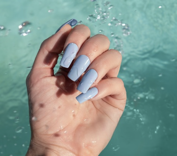 Blueberry milk nails: Αυτό είναι το αγαπημένο χρώμα στο καλοκαιρινό μανικιούρ των celebrities