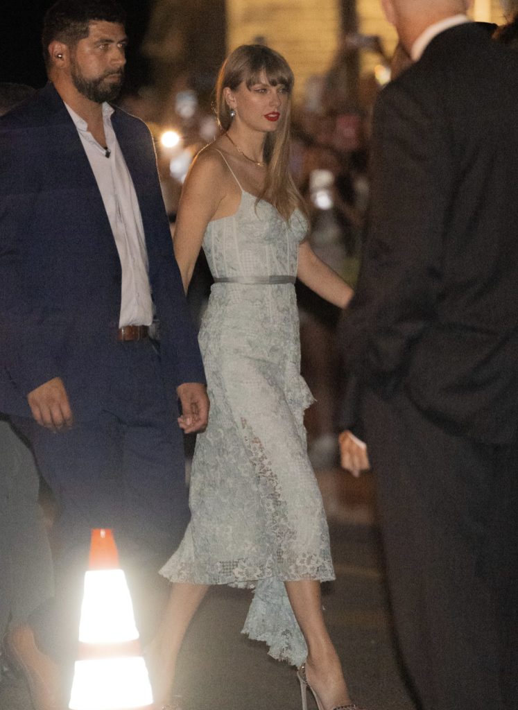 Taylor Swift: Φόρεσε το τέλειο outfit για όσες είναι καλεσμένες σε γάμο