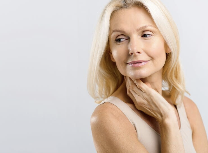 Skincare άνω των 50: Τα 3 skincare hacks που θα χαρίσουν λάμψη στο δέρμα σας
