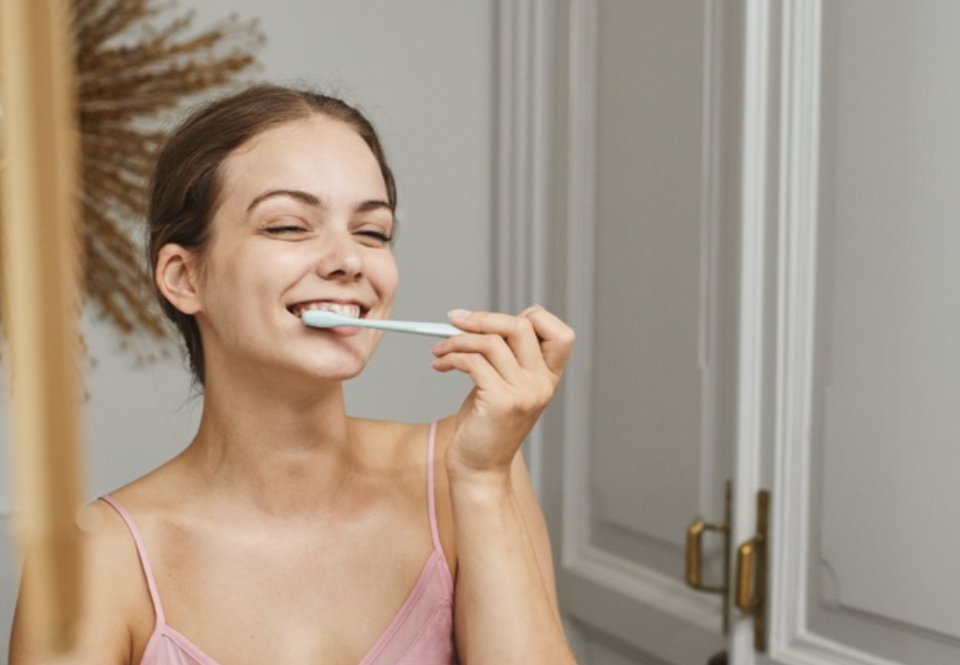 Πότε πρέπει τελικά να βουρτσίζετε τα δόντια σας;