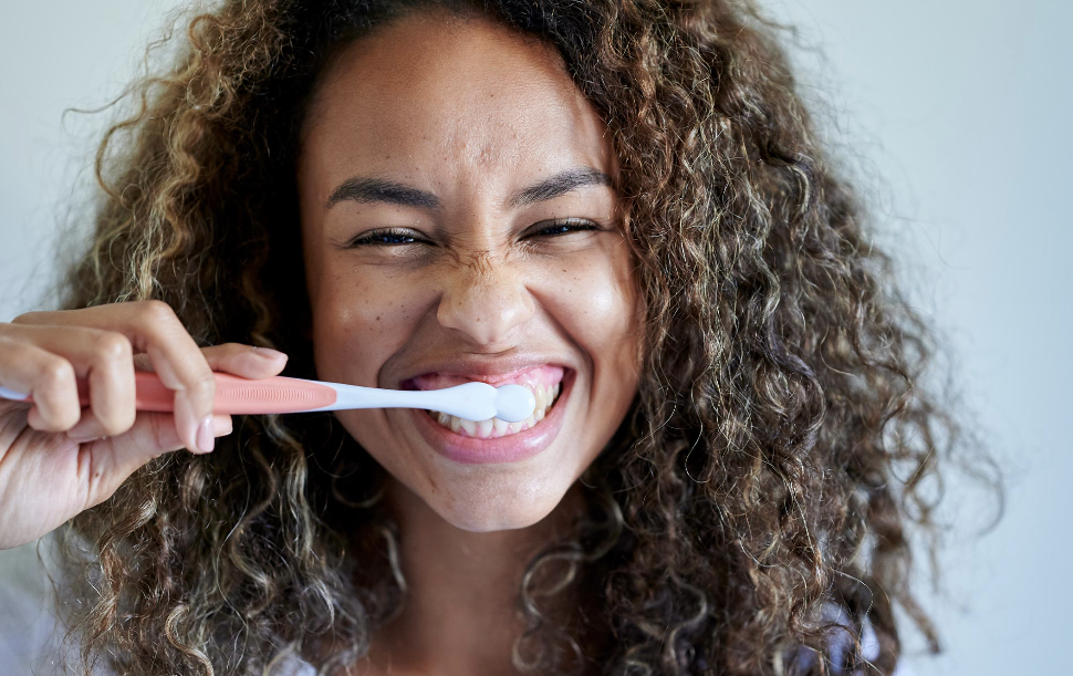 Πότε πρέπει τελικά να βουρτσίζετε τα δόντια σας;