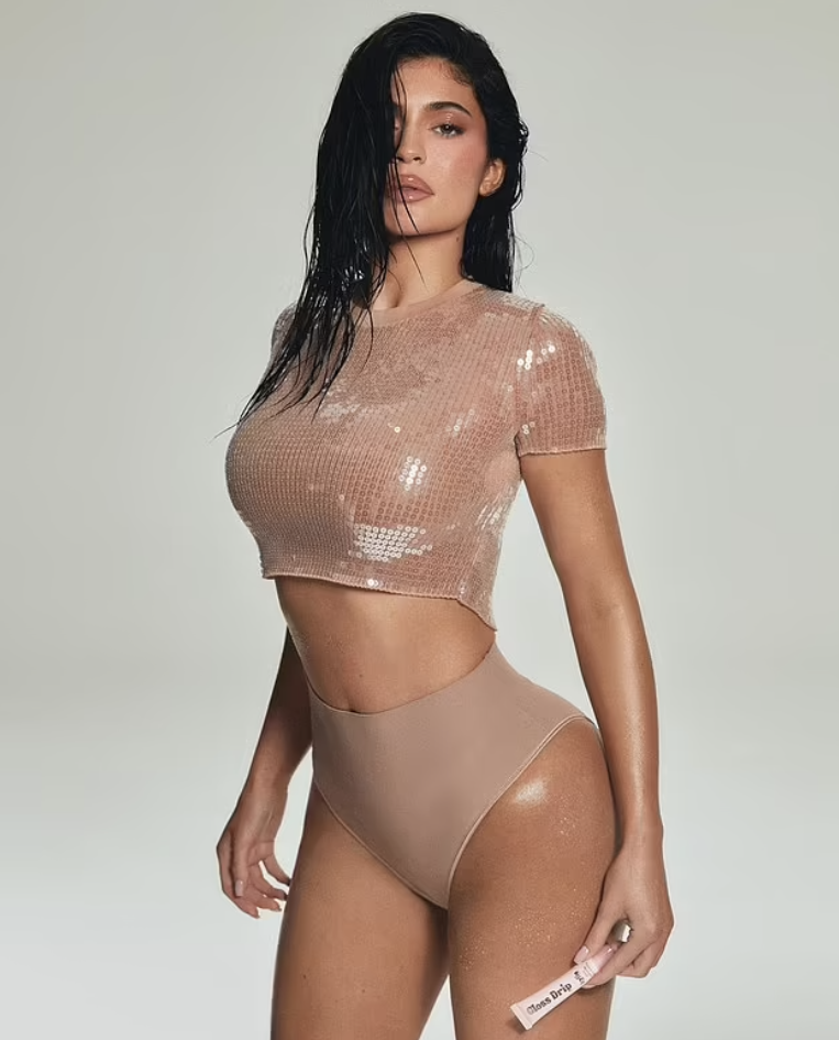 Wet look: Πώς θα αποκτήσεις το αγαπημένο hair look της Kylie Jenner;
