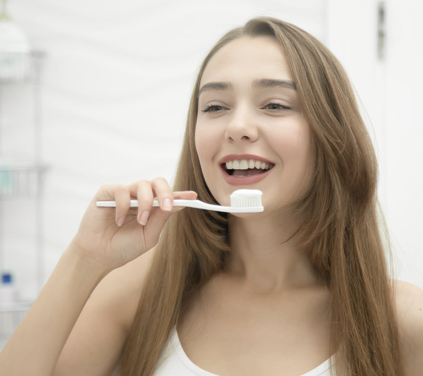 Ποιος είναι ο πραγματικός λόγος που δεν πρέπει να βουρτσίζεις τα δόντια σου πριν το σεξ;